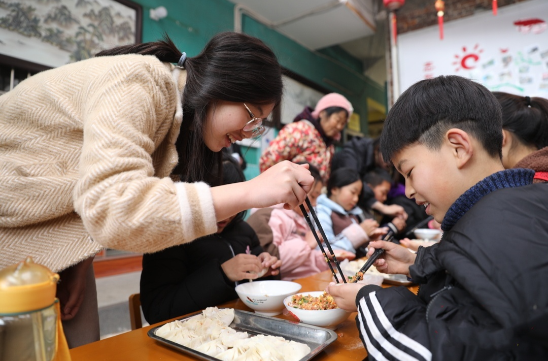 做灯笼、写春联、包饺子，他们在衡山县泉蓉书苑欢欢喜喜过小年