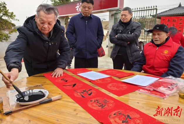 会龙山街道大河坪村：翰墨飘香传祝福 送戏下乡迎佳节