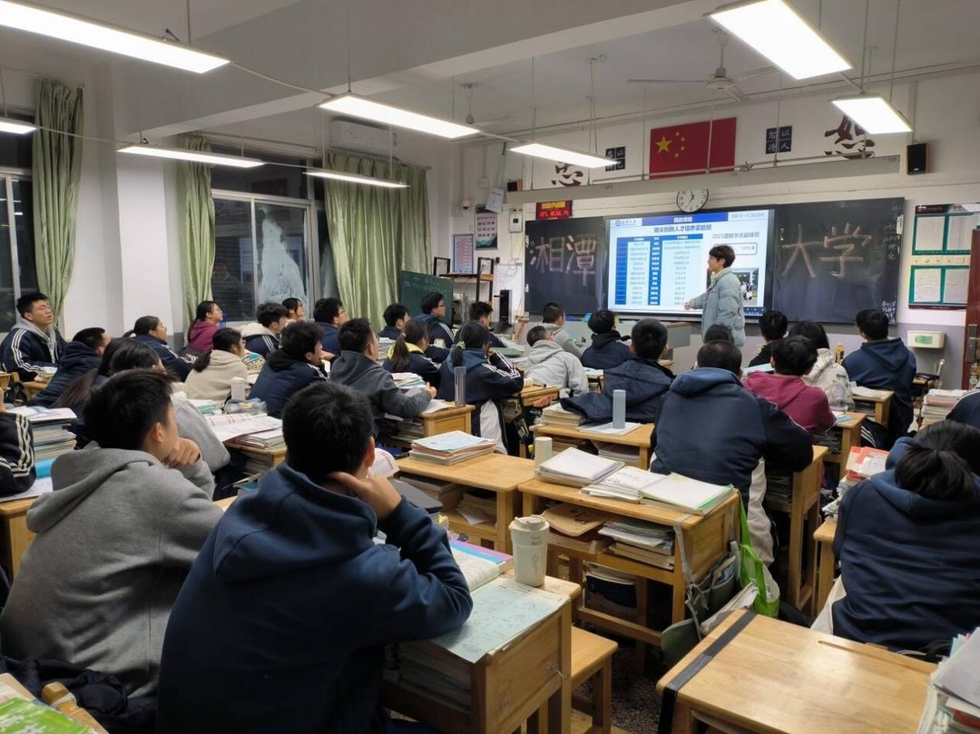 重返中学母校宣讲  湘大学子与高三学生约定梦想