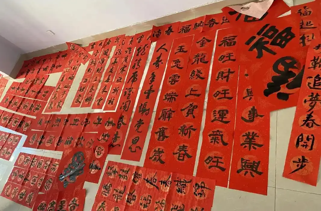楹联进社区 翰墨飘香街巷增年味