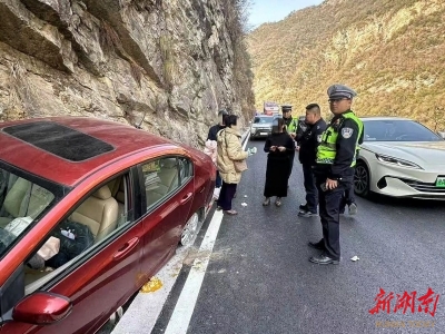 执行路上遇车祸 法院干警施援手