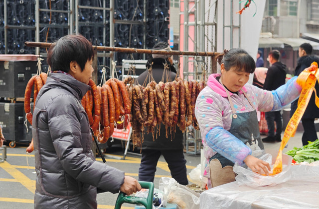 福地怀化·温暖年│腊肠飘香 年味渐浓——春节前夕的市场见闻