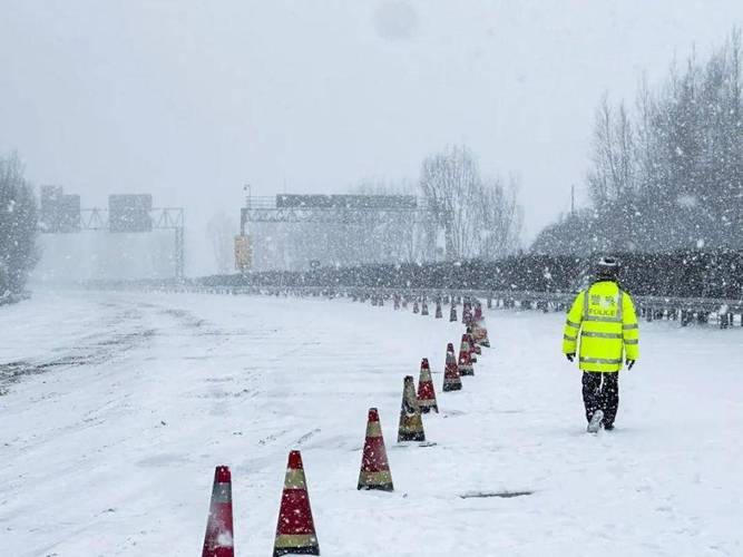 中央气象台继续发布暴雪蓝警，内蒙古、辽宁等局地有大到暴雪