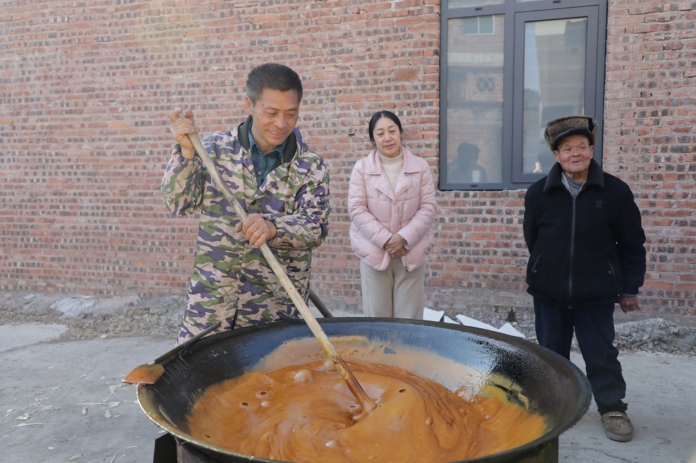  新田：甘蔗熬制红糖 锁住乡愁中的甜蜜味道