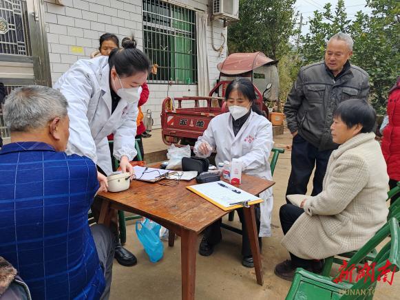 荷塘“友邻帮”项目开展新春送温暖活动