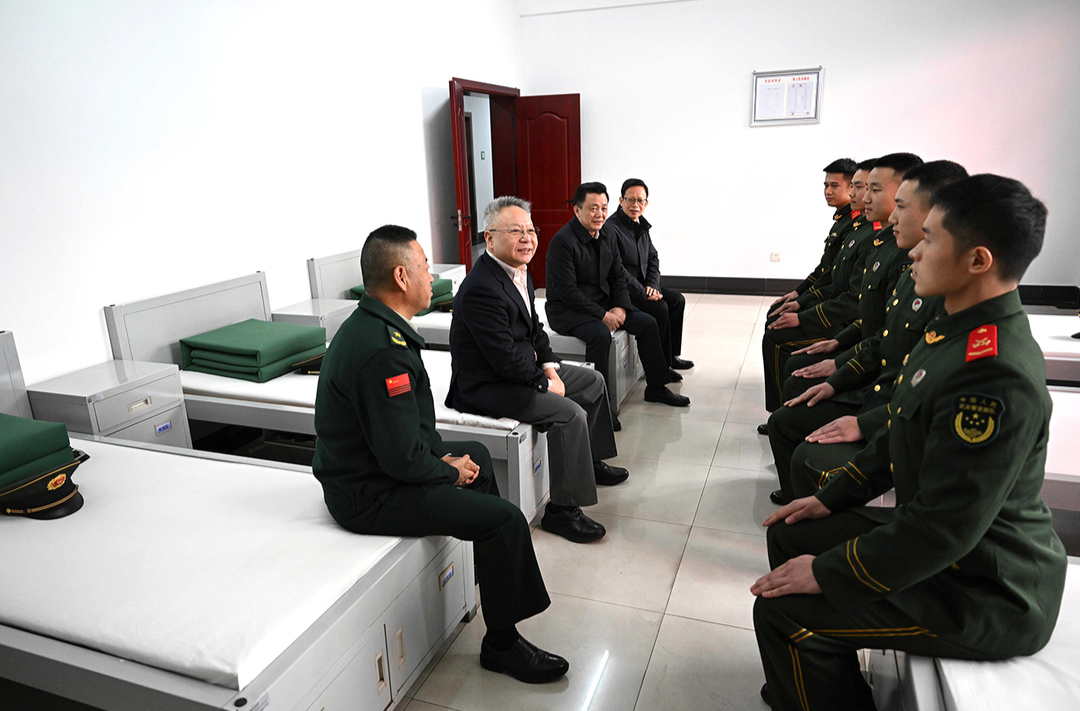 沈曉明看望慰問駐省委大院執(zhí)勤武警