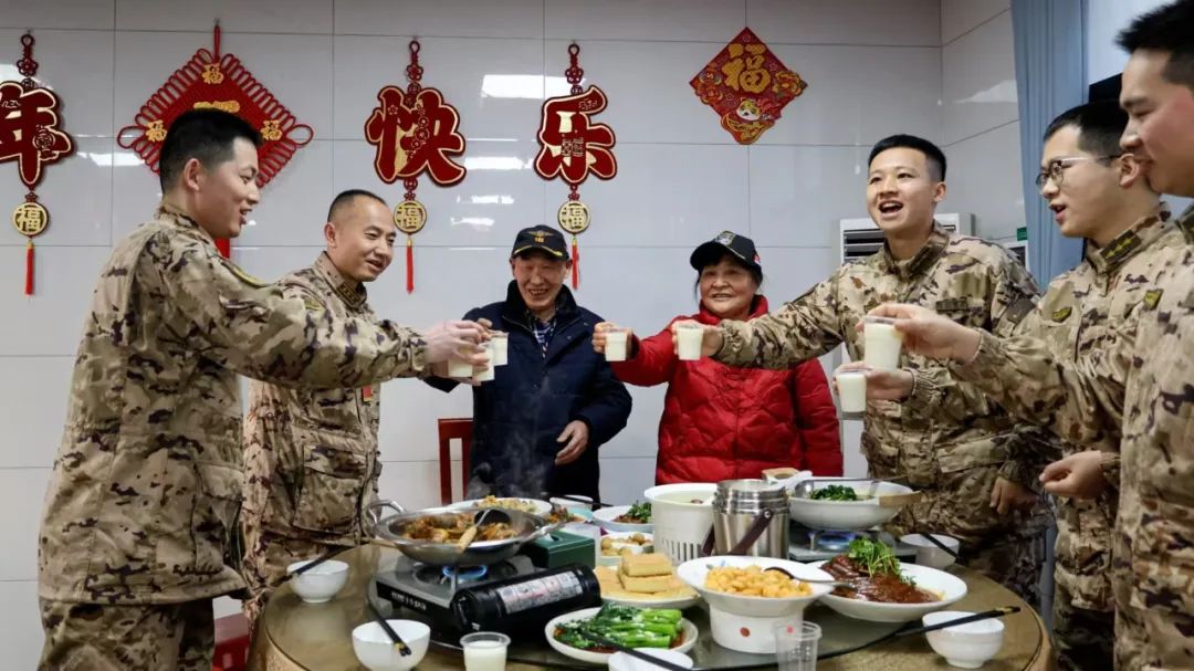 除夕夜，武警官兵陪张超烈士父母过年