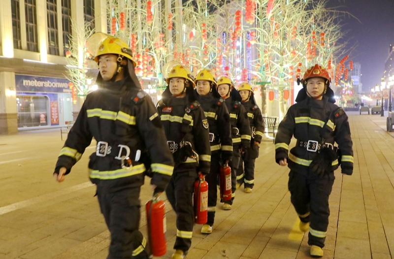 夜间巡逻保安全