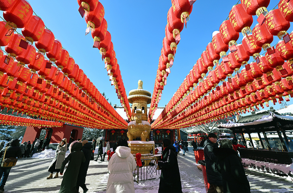 大年初二迎出游峰值：景点再现“人从众”，上海北京广州成假期前两天热度最高城市