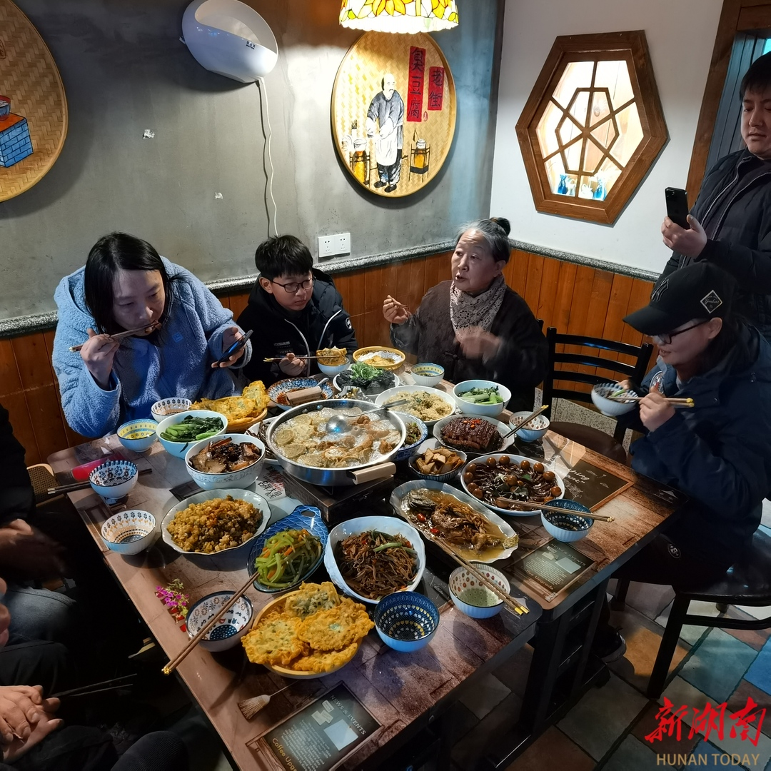 新春走基层|除夕，长沙美食主播“孔姨”邀请年轻朋友吃年夜饭——地道长沙菜好韵味