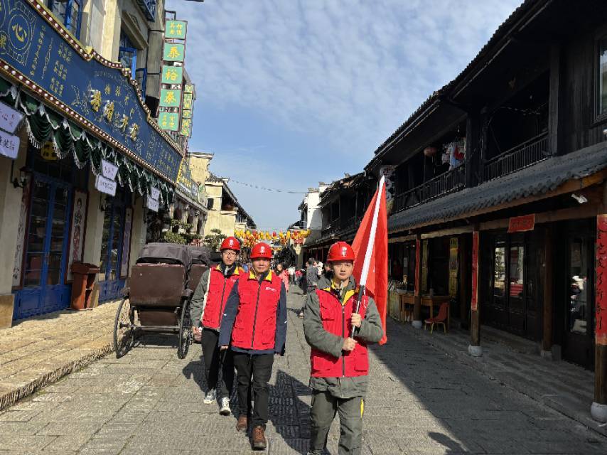 春节我在岗｜“电雷锋”守护古镇年味