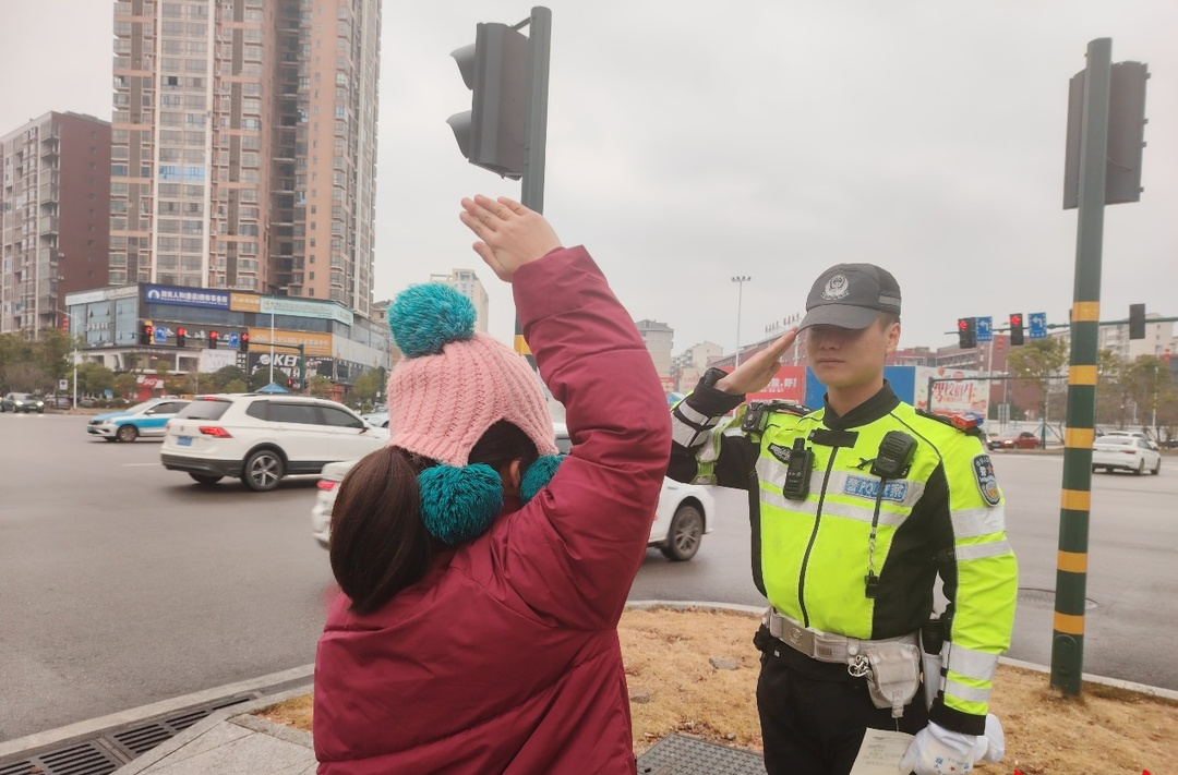 湘中年味|春节假期，娄底公安交警那些暖心助人瞬间