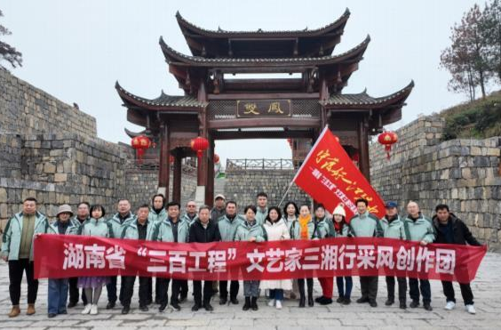 湘江副刊·潮头丨那山那水那抹红