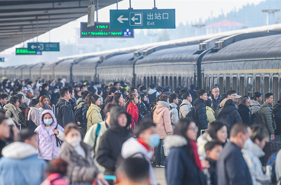 Railway Stations Brace for Post-holiday Travel Peak