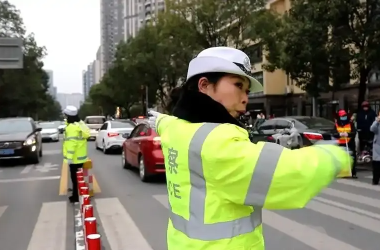 点亮上学路 安全警相随