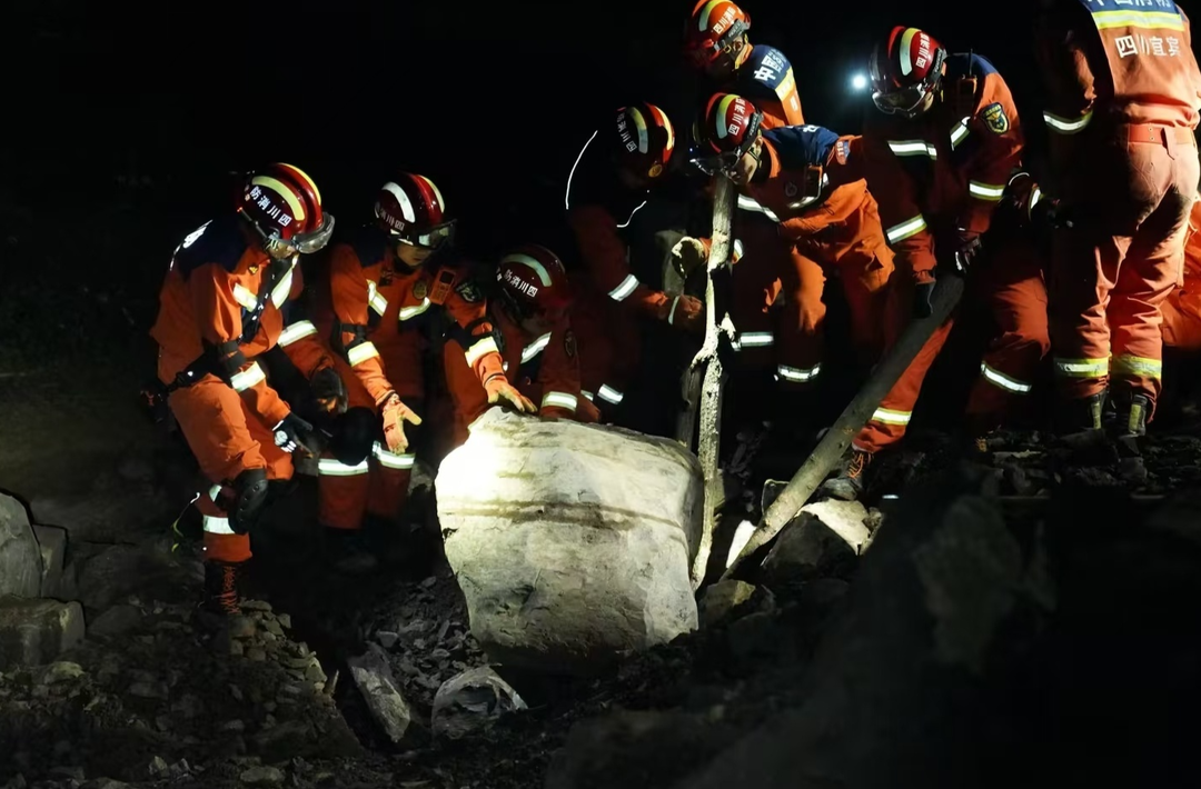 四川筠连山体滑坡仍在持续 救援力量连夜布设雷达 现场探访→