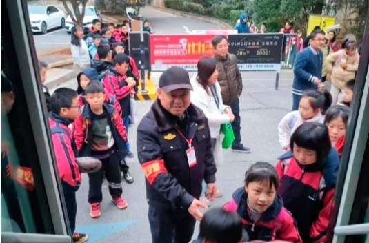 “安全感”拉满，长沙公交“义警”暖心护航开学季