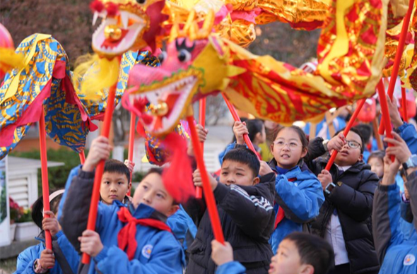 Students Immerse Themselves in Intangible Cultural Heritage to Greet the New Semester