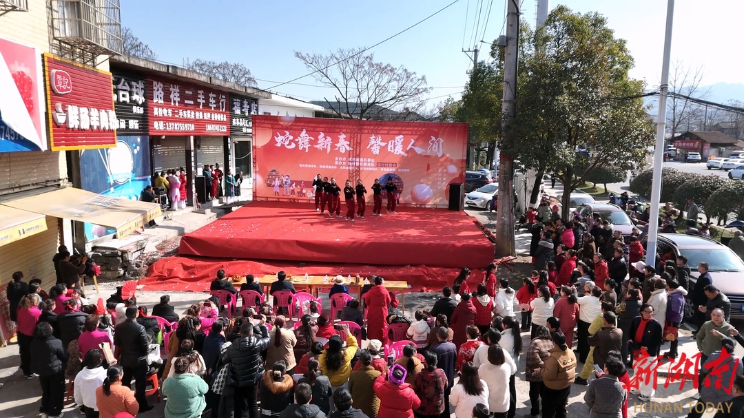 城南街道杨村村举办文艺汇演活动