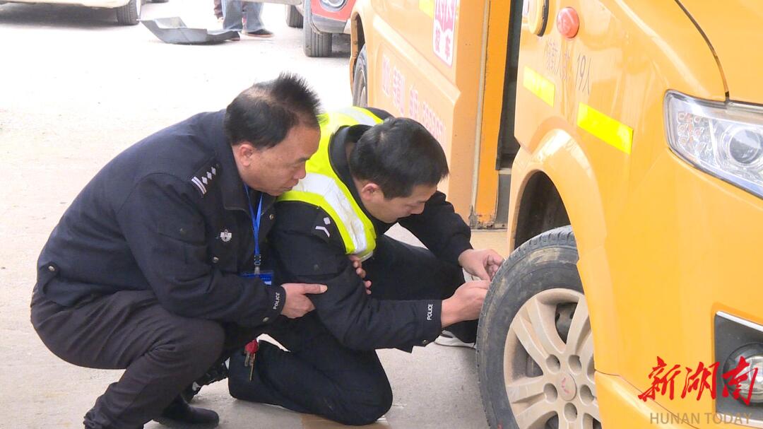 邵陽縣交警強(qiáng)化校車安全檢查，擰緊校車出行“安全閥”!