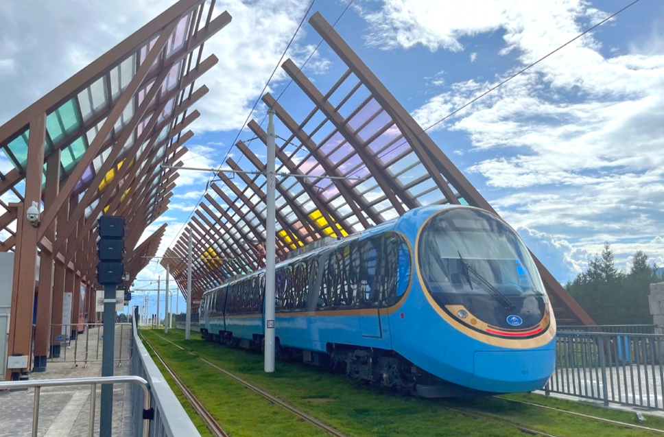 中車株洲電力機(jī)車有限公司研制 全球首列全景觀光列車開啟“雪山之旅”| 湖南日報(bào)