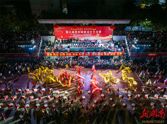 Banban Dragon Lantern Art Festival Kicks off in Cili