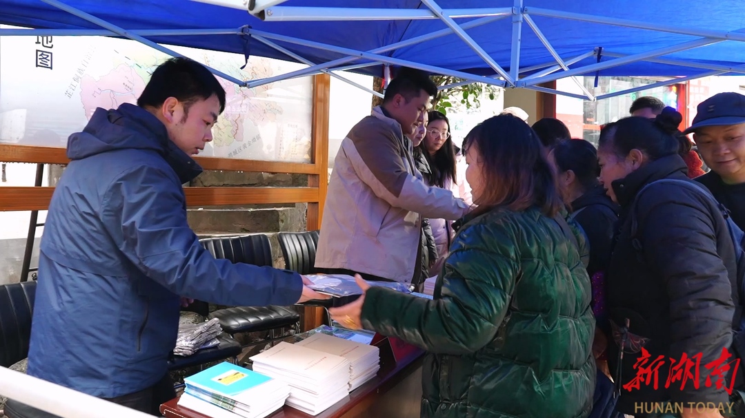 鹤城区科技局开展科技下乡宣传活动