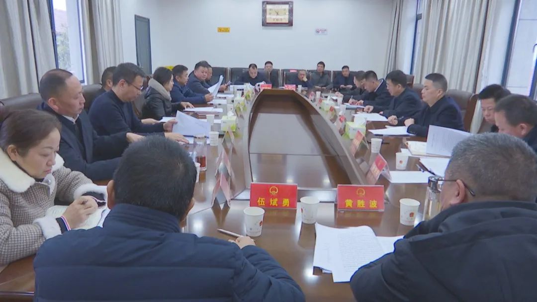 何朝辉就《政府工作报告（征求意见稿）》征求区人大和区政协意见建议