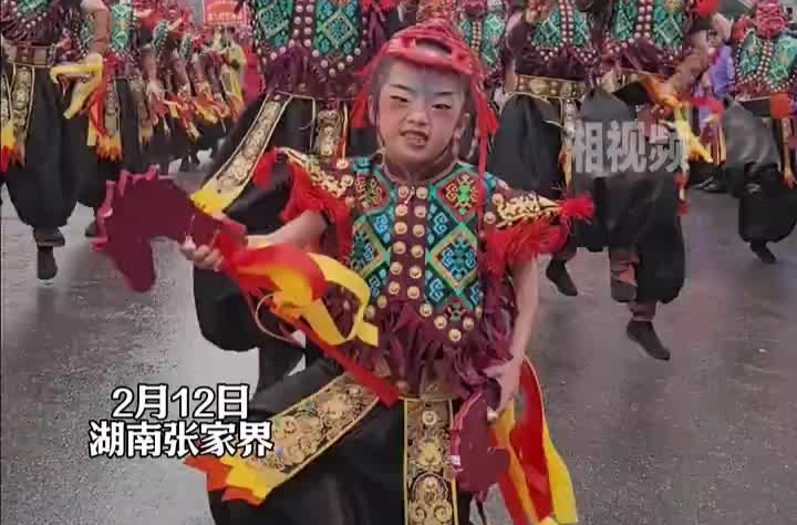 Chinese and Foreign Travelers Enjoy Folk Customs on Lantern Festival in Zhangjiajie