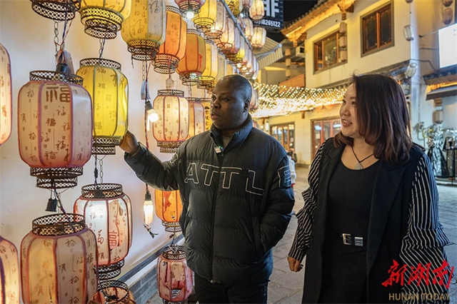 African Friend Celebrates Lantern Festival in Lingling Ancient Town