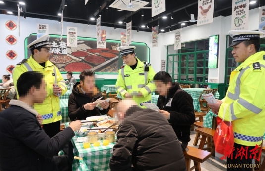 隆回交警“逛”夜市、進(jìn)餐館送交通安全“夜宵”