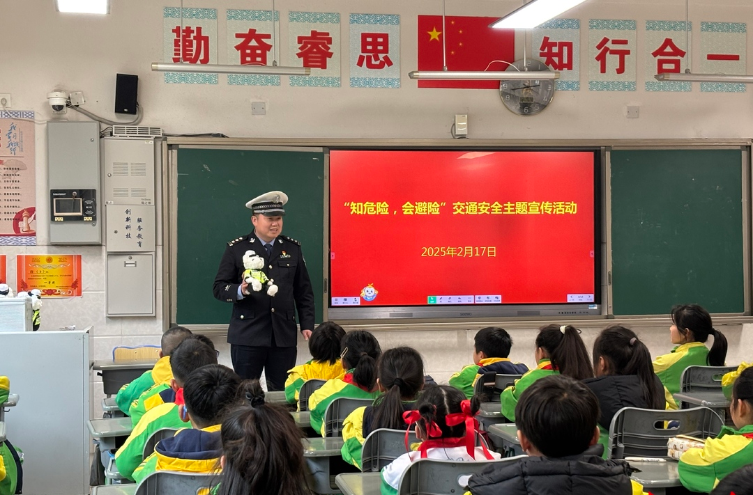 湘西公安交警開展“開學季”交通安全進校園活動