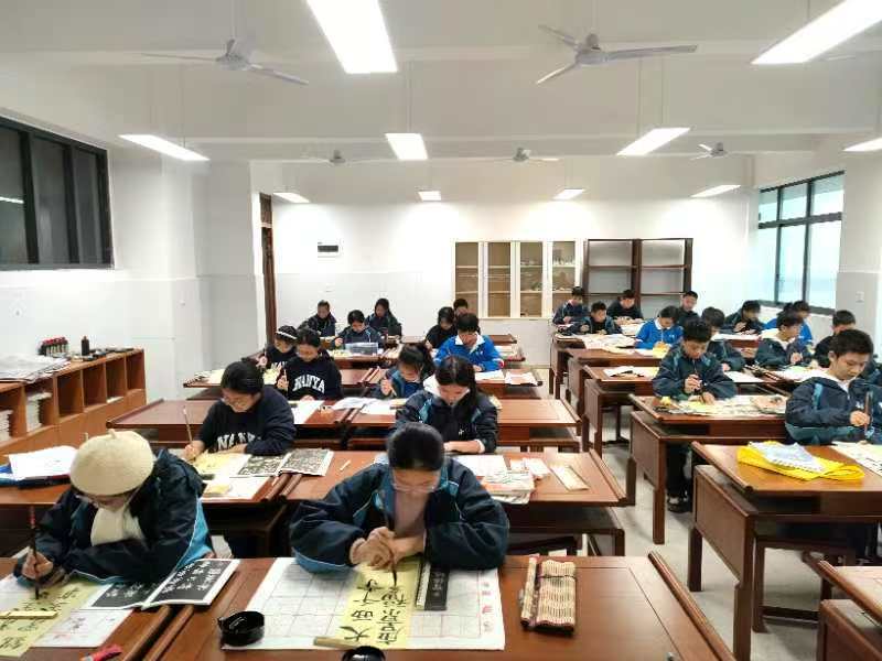 长沙市南雅马栏山文创中学举办“我为学校写校名”活动