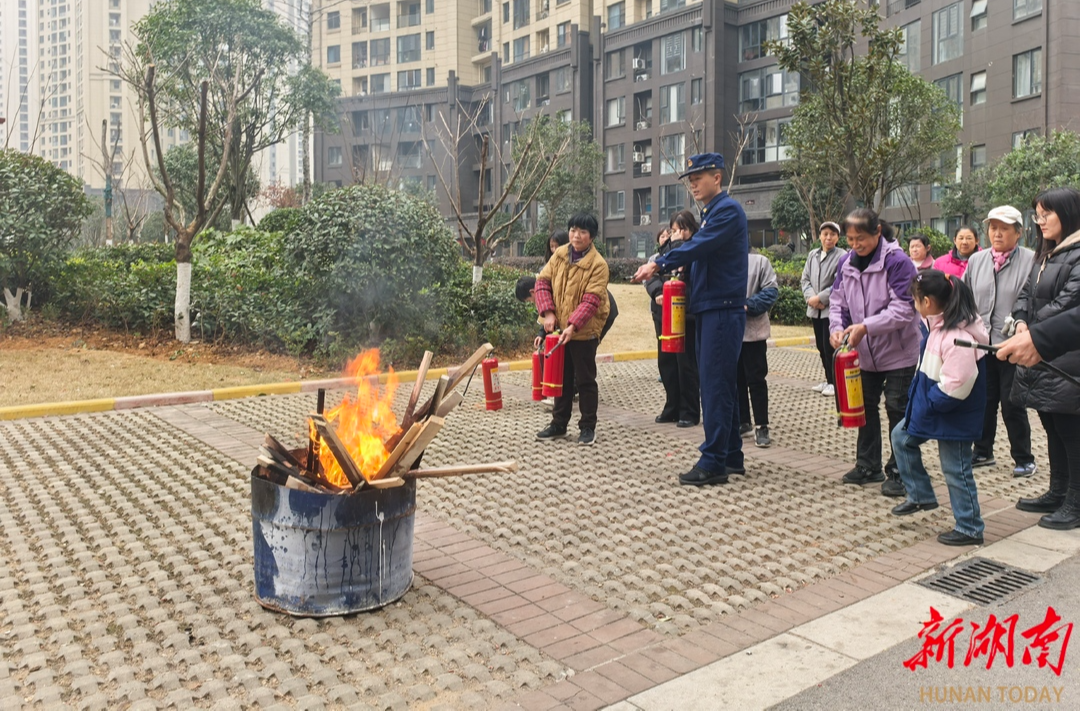 为小区增添“安全锁”，月亮岛消防救援站开展基层消防安全宣传活动