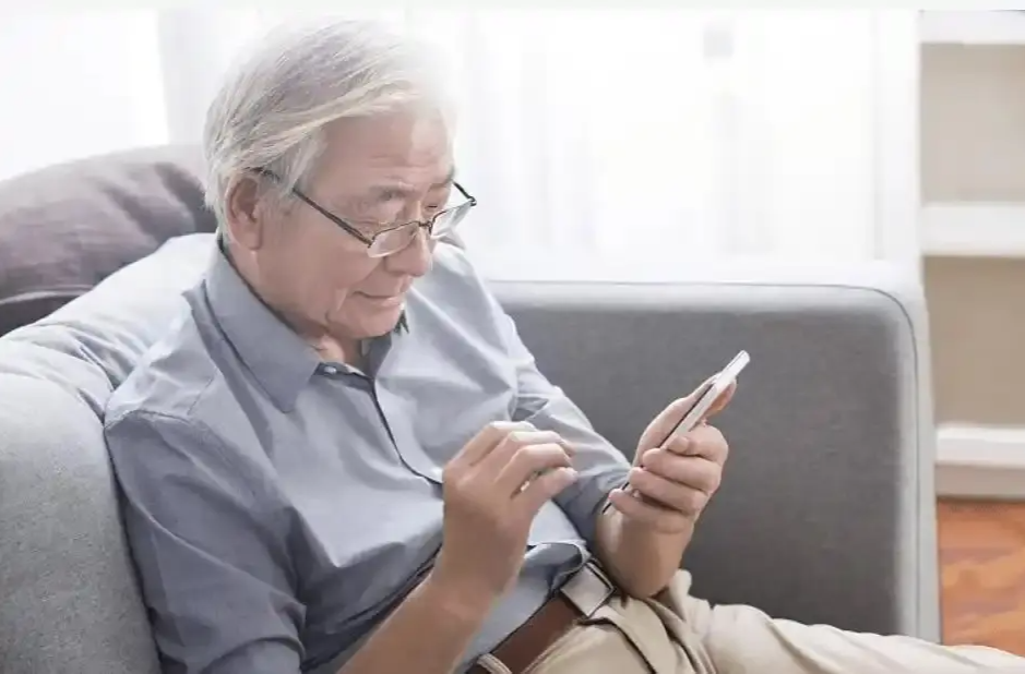 帮老年人戒“网瘾”，不能只靠放假大学生