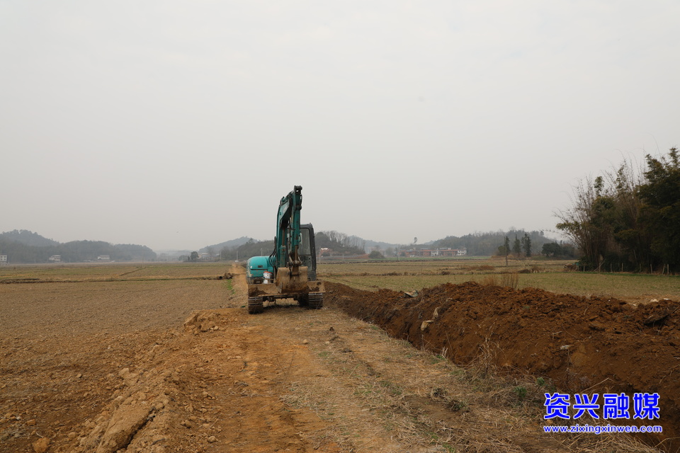 资兴市唐洞街道镜塘村：2000亩高标准农田建设忙