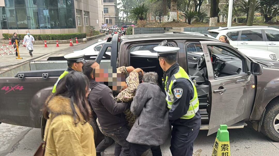 15分钟变6分钟！花垣交警紧急开道送医