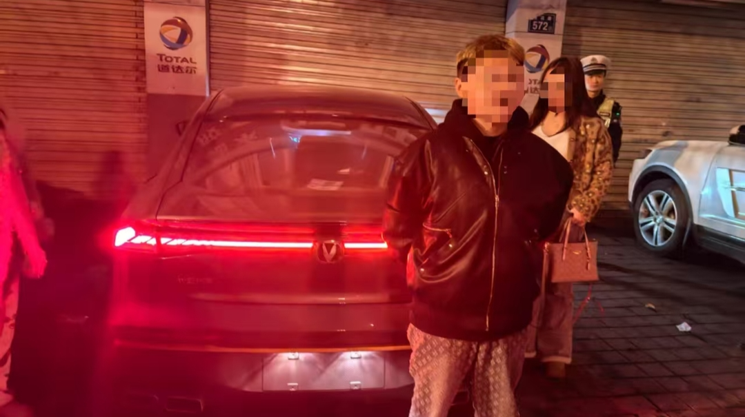 为激励自己考驾照提前买车练手，女子无证驾驶撞车