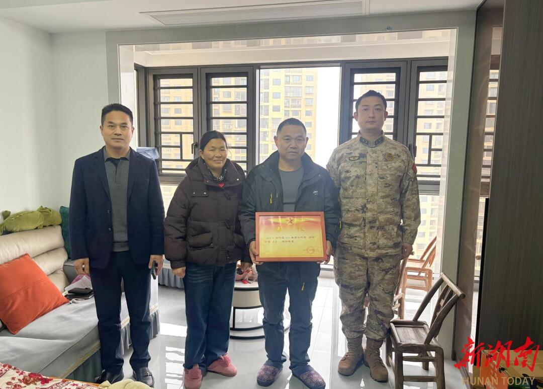 部站融合送喜报 尊崇荣光暖兵心——大泽湖街道“一部一站”联合开展送喜报上门活动  