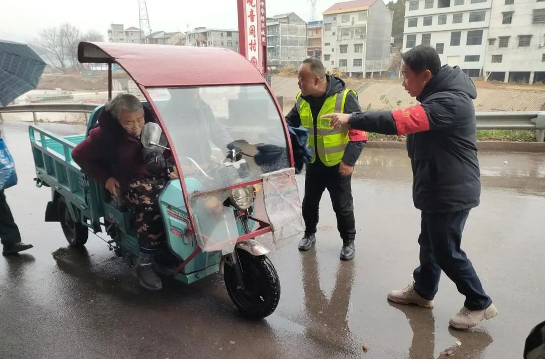 溆浦县观音阁镇：“两站两员”为农村道路交通“保驾护航”