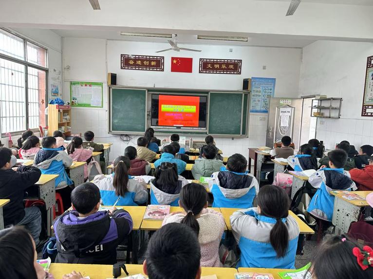 衡南县向阳桥联合学校中心小学开学第一课：点燃科技创新梦想，共筑强国未来