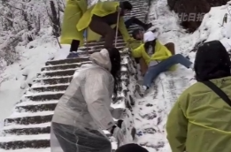 黄山大雪多人摔倒，有人头朝下滑落撞上护栏！景区紧急公告→