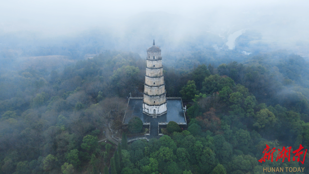 图片新闻丨云雾缭绕青云塔 壮阔风景美如画