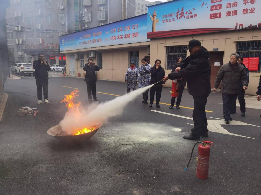 邵阳市计算机中等专业学校开展物业工作人员消防培训