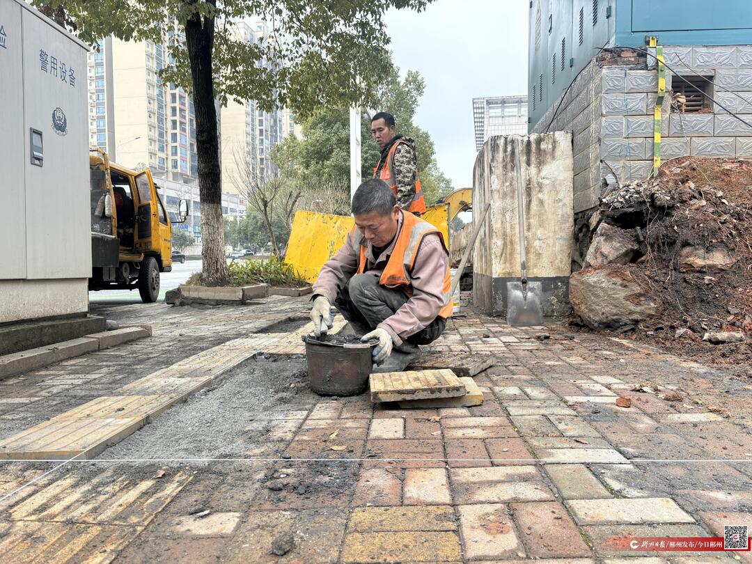 暖心郴州丨维修破损道路 保障市民出行