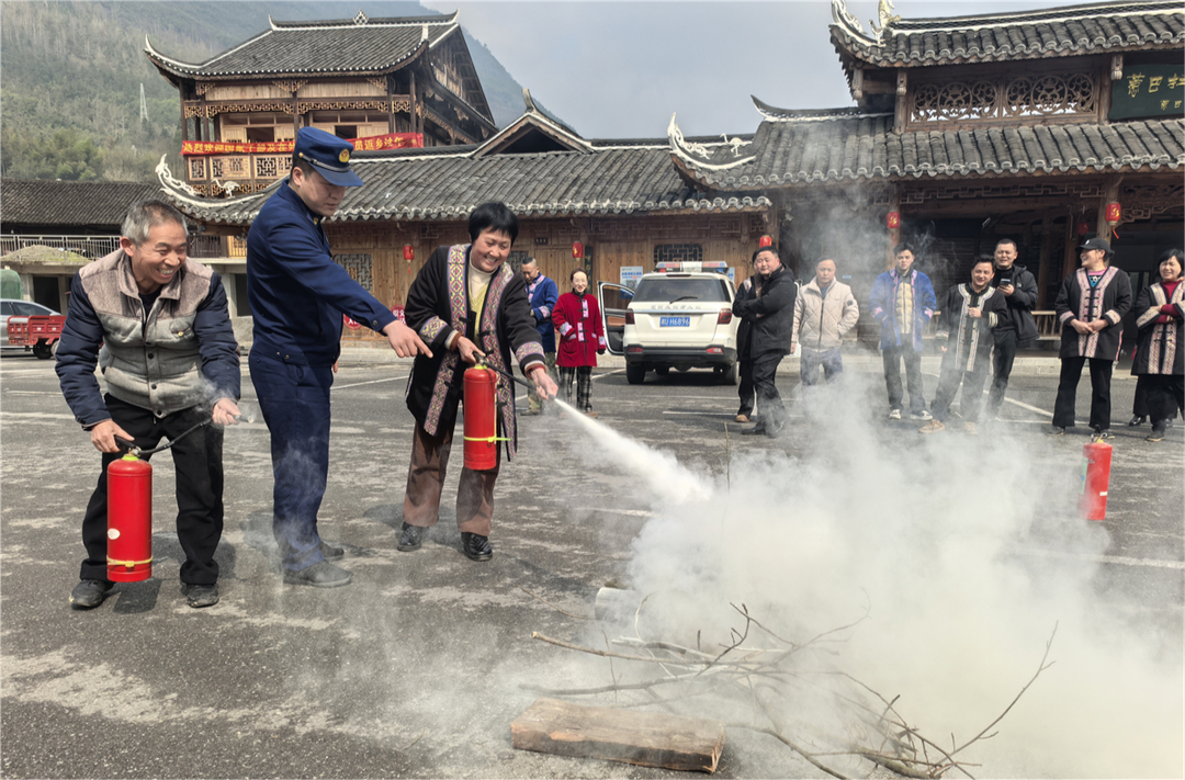 龍山惹巴拉景區(qū)開展民宿消防安全檢查 筑牢文旅場所消防安全“防火墻”