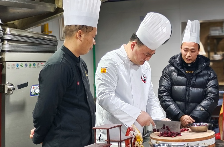 靖州厨师杨舒斌斩获国际烹饪艺术技能大赛药膳类金奖，三宝羹“食”力出圈