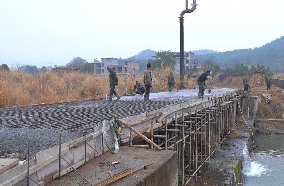 临武花塘乡常青村村民自掏腰包修缮桥梁，解决了出行难题