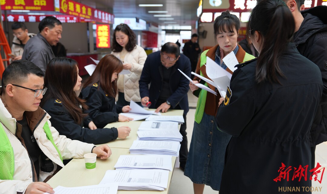 这个市场监管所将行政审批服务窗口前移到市场