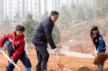 Changsha Municipal Leaders Participate in Voluntary Tree-planting Activity